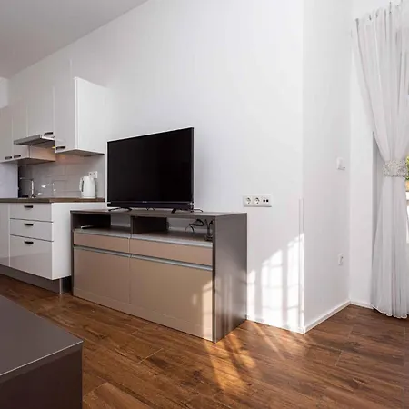 Apartment In 37048 *