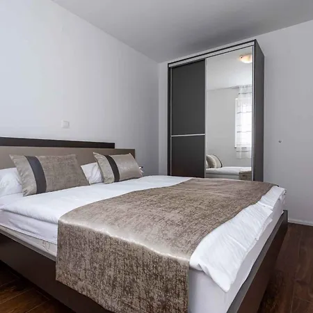 Apartment In 37048