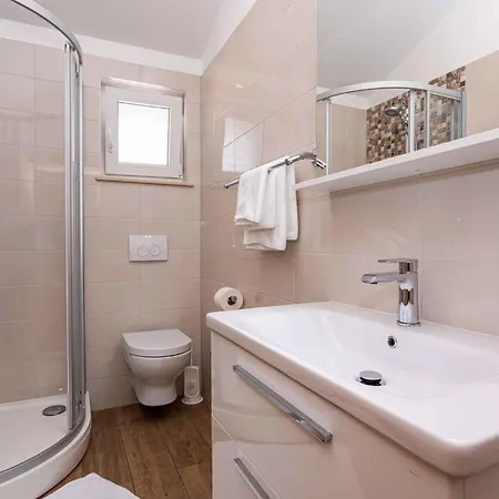 In 37048 Apartment