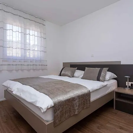 In 37048 Apartment