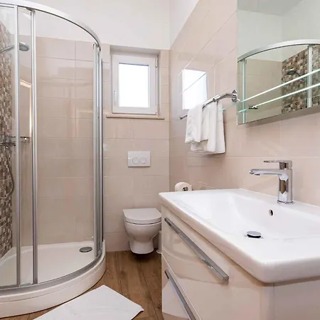 In 37048 Apartment
