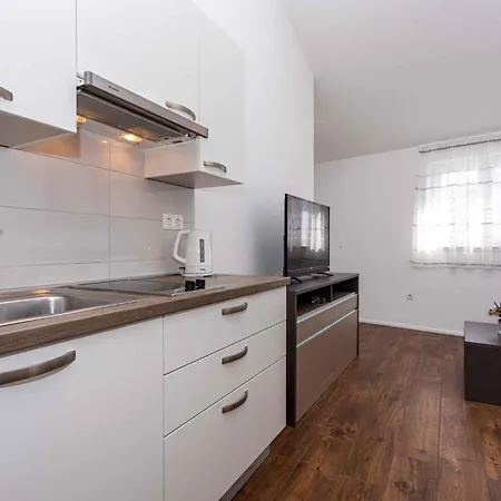 In 37048 Apartment
