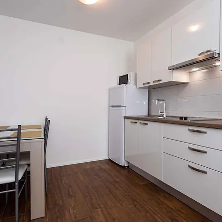 In 37048 Apartment