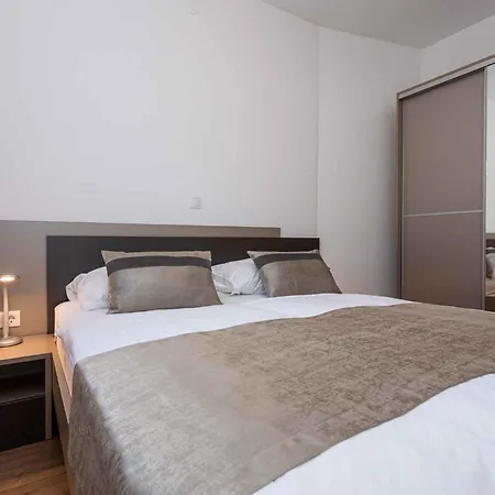 In 37048 Apartment