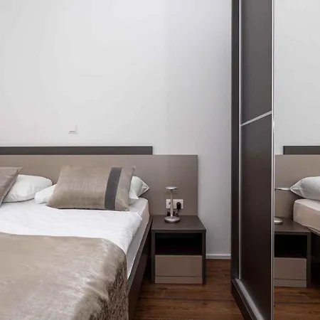 In 37048 Apartment