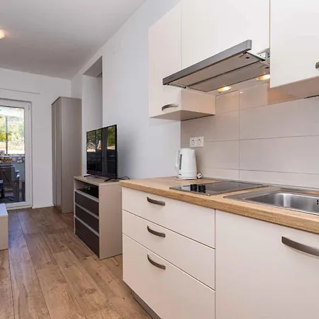 In 37048 Apartment