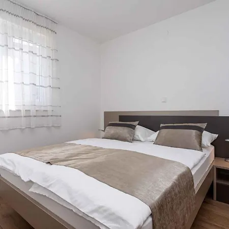 In 37048 Apartment