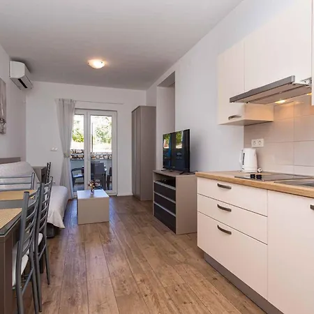 In 37048 Apartment