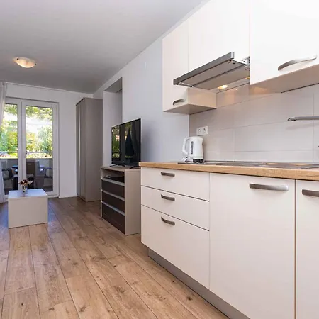 In 37048 Apartment