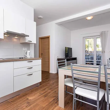In 37048 Apartment