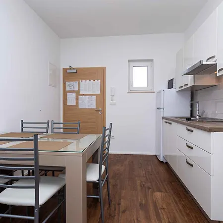 In 37048 Apartment