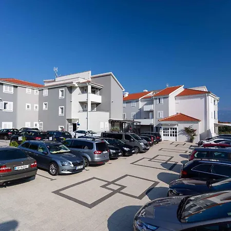 In 37048 Apartment *
